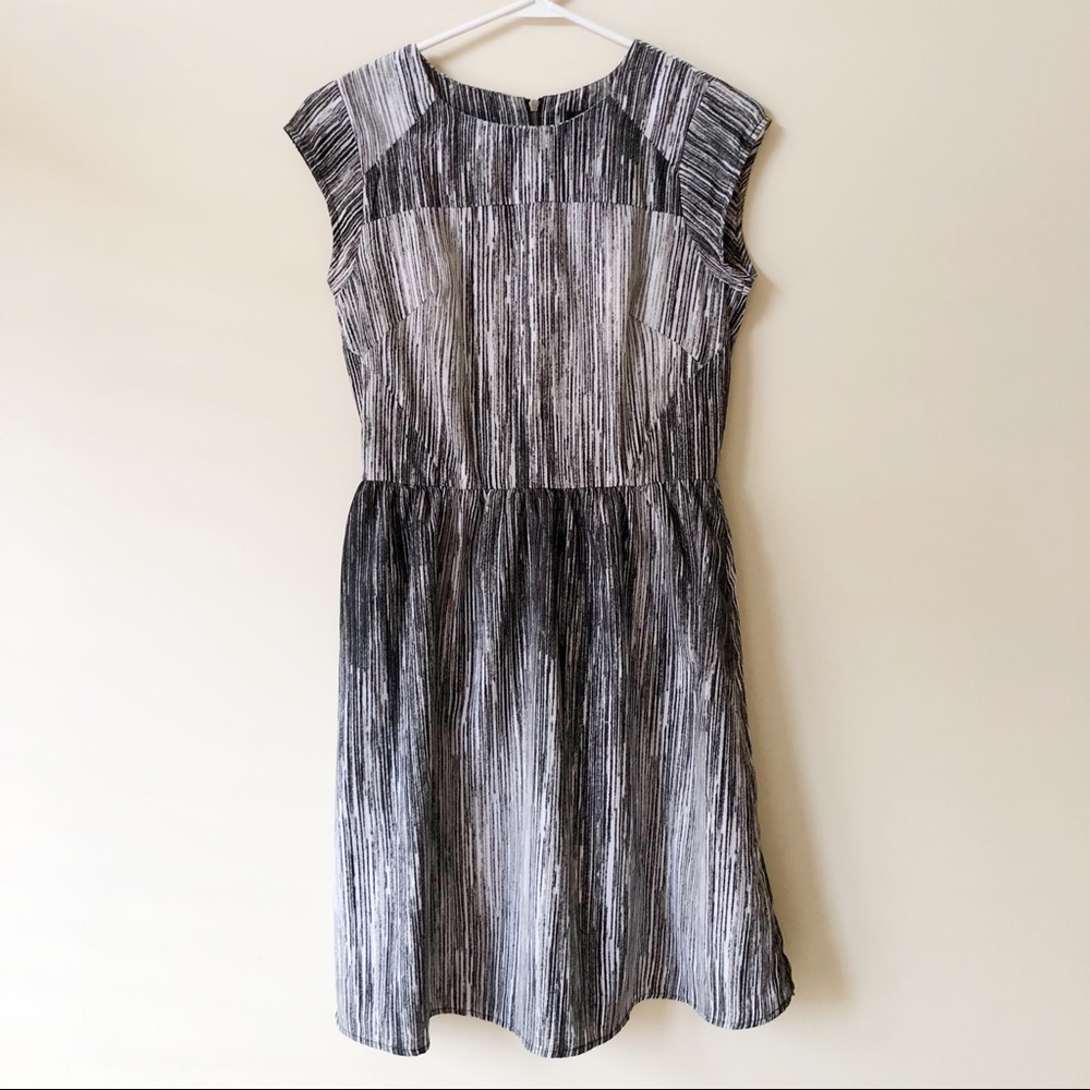 Mossimo cap-sleeved dress. Black & White. Size S